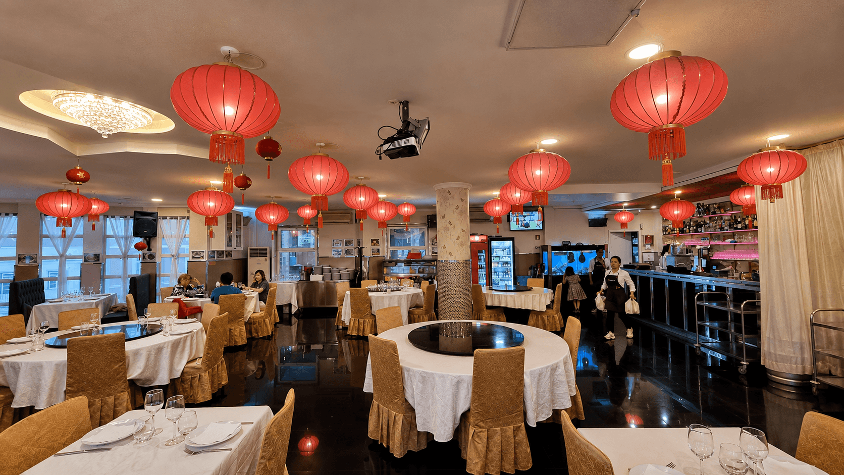 Mesa de restaurante chinês com pratos para partilhar
