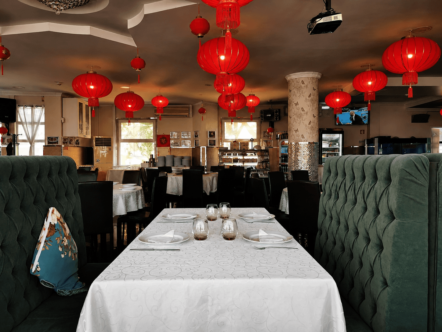 Zona de refeições luminosa com detalhes de inspiração chinesa