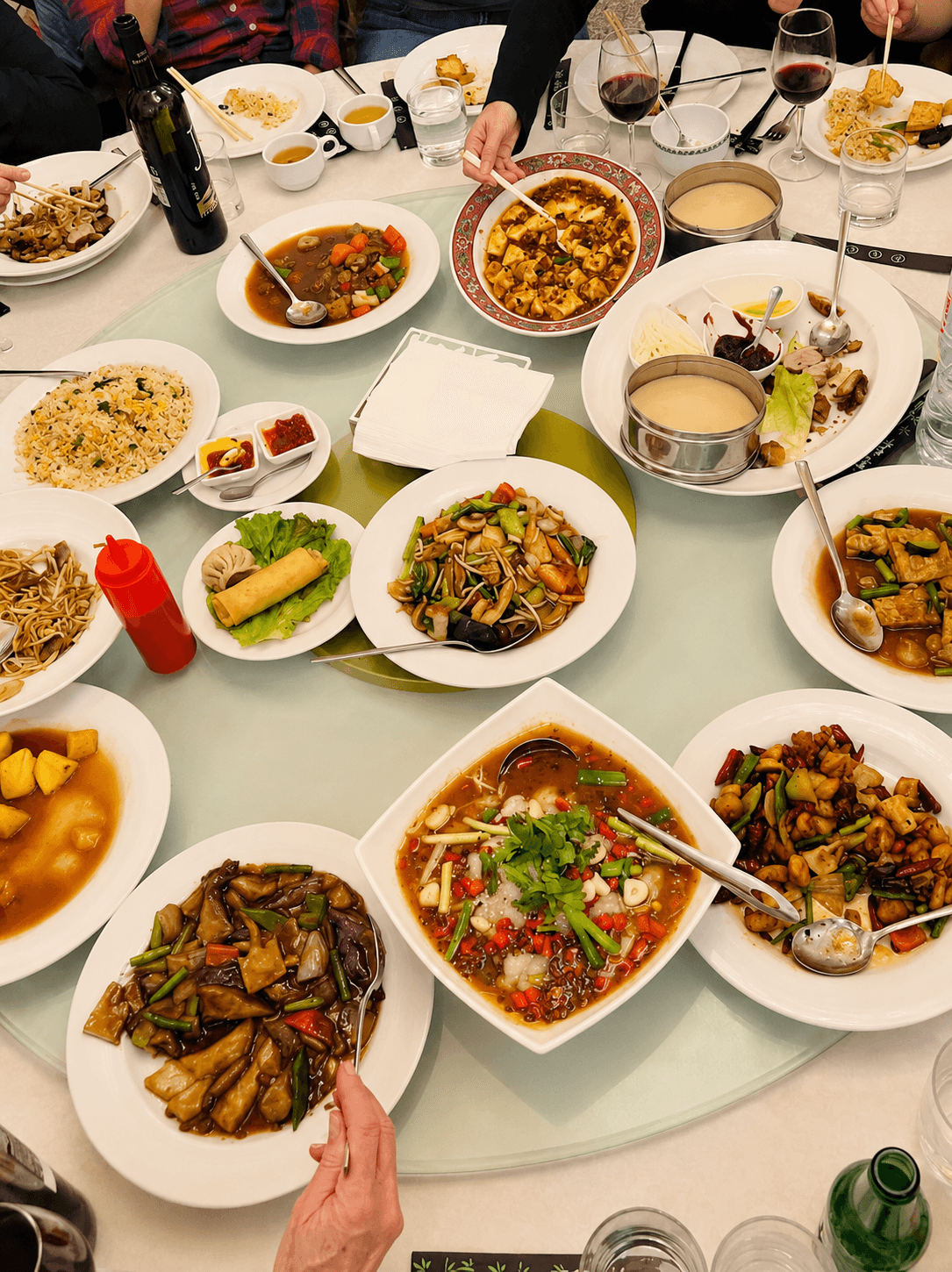 Pratos chineses servidos com apresentação moderna